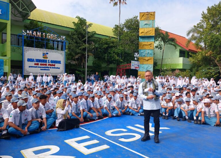 Menko Bidang Pangan Zulhas Kunjungi SMAN 1 Gresik, Pastikan Program MBG Berjalan