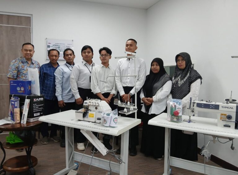 Masyarakat Sekitar KEK Gresik Dapat Bantuan Alat Wirausaha dari PT BKMS