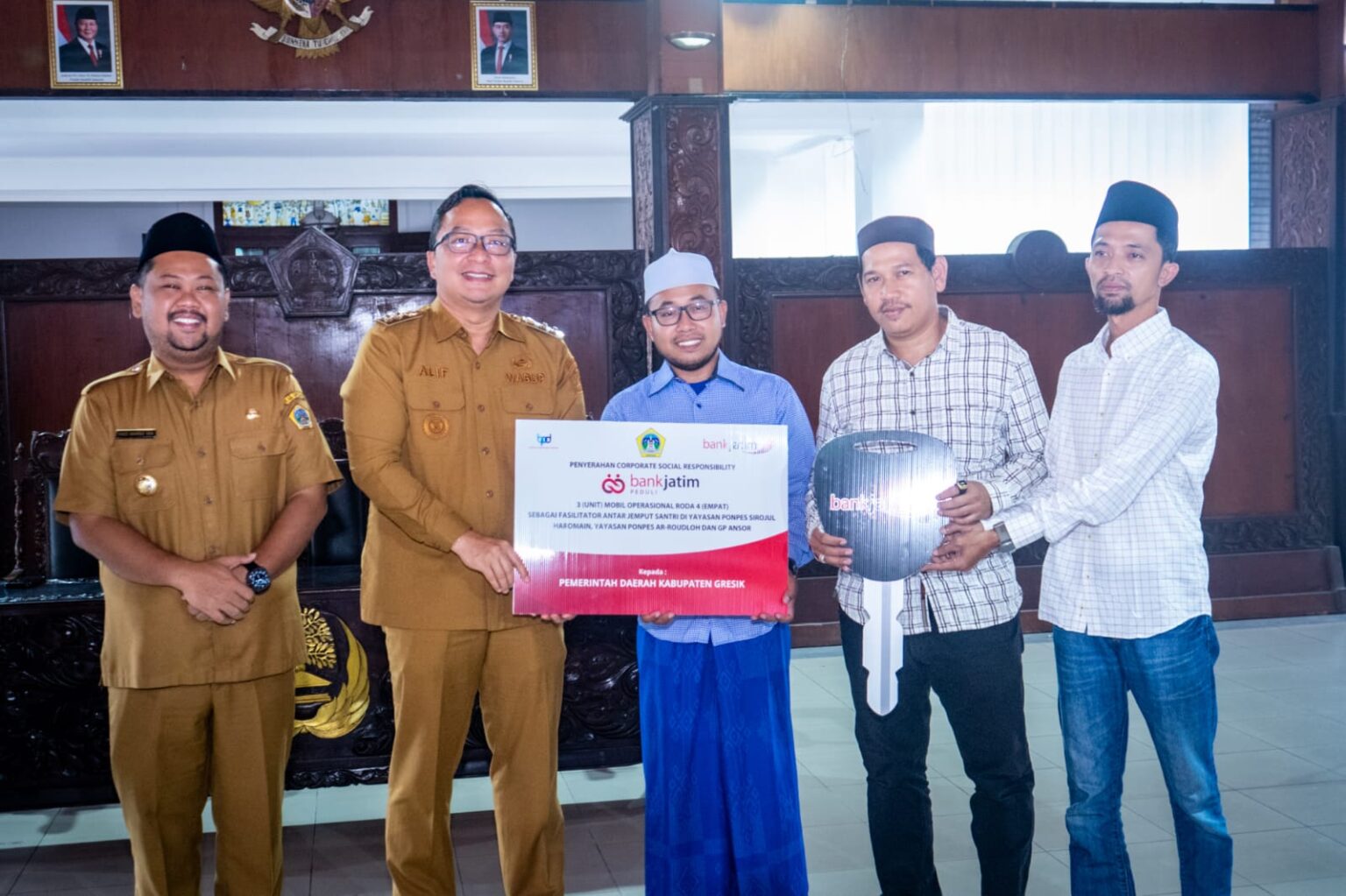 Bupati Gresik Menyerahkan 3 Unit Mobil CSR Bank Jatim Untuk Ponpes dan GP Ansor Bawean
