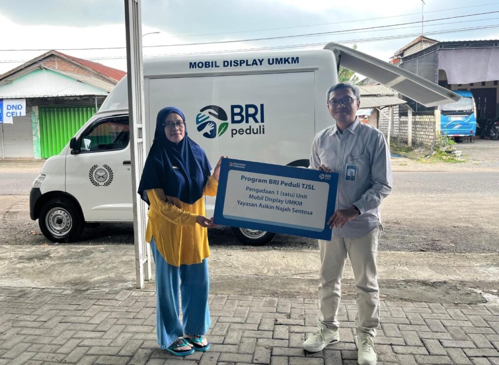 BRI Gresik Serahkan Bantuan Mobil Display UMKM, Dorong Pemberdayaan Ekonomi Komunitas