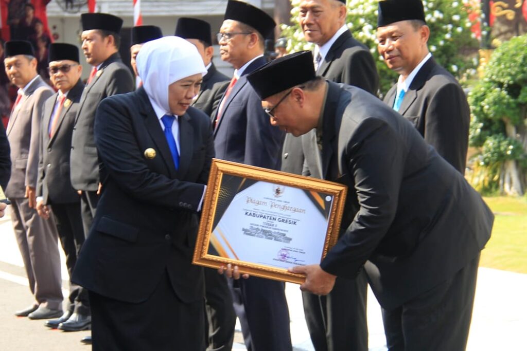 Pengelolaan JDIH Buat Kabupaten Gresik Kembali Mendapat Penghargaan Dari Gubernur Jawa Timur