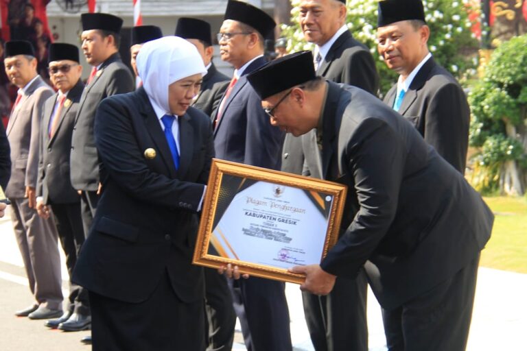Pengelolaan JDIH Buat Kabupaten Gresik Kembali Mendapat Penghargaan Dari Gubernur Jawa Timur