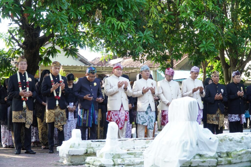Bupati dan Wabup Lamongan Awali Rangkaian Puncak HJL ke-457 dengan Ziarah ke Makam Leluhur