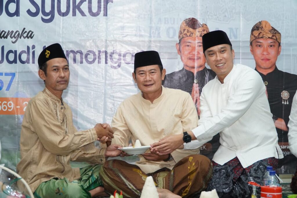 Bersama Masyarakat, Bupati dan Wabup Lamongan Salat Hajat dan Sujud Syukur di Malam HJL ke-457