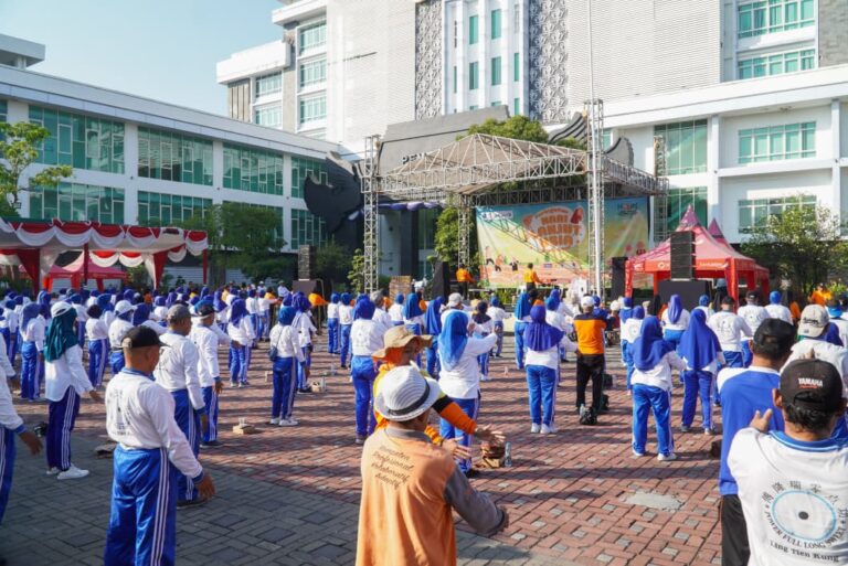Senam Lin Tien Kung dan Cek Kesehatan Gratis Meriahkan Peringatan HLUN ke-30 di Lamongan