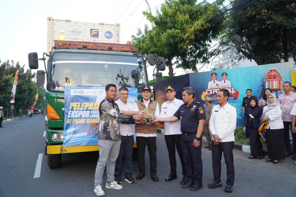 Pak Yes Memberangkatkan 5 Truk Kontainer Berisi Produk Asal Lamongan Untuk Komoditas Ekspor