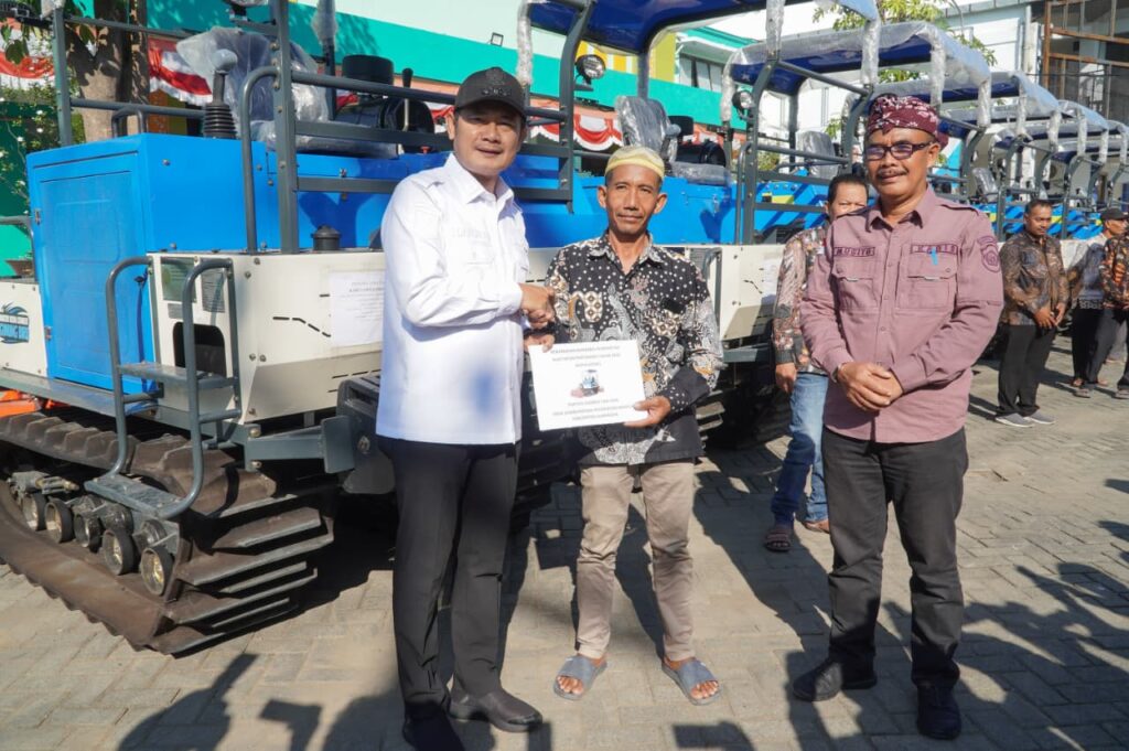 Bupati Lamongan Menyerahkan Bantuan Alsintan Untuk Poktan