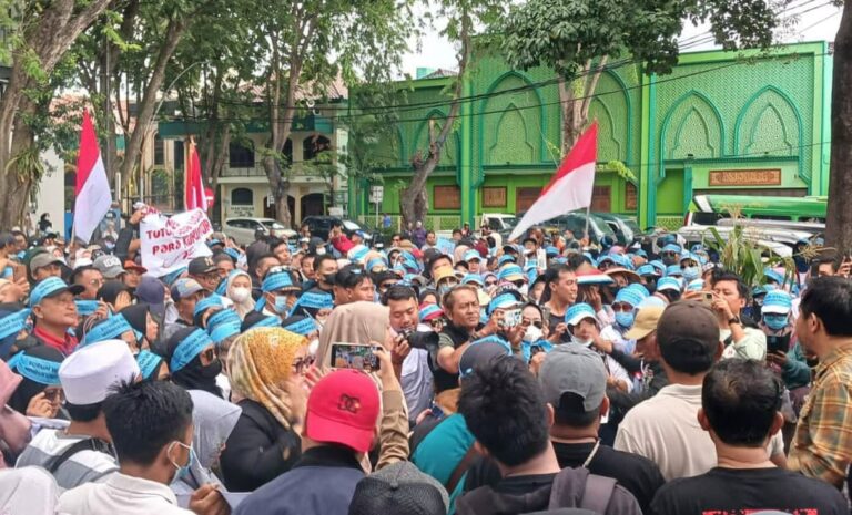 Aksi Damai di Depan Gedung DPRD Gresik Dukung Program MBG Dilanjutkan