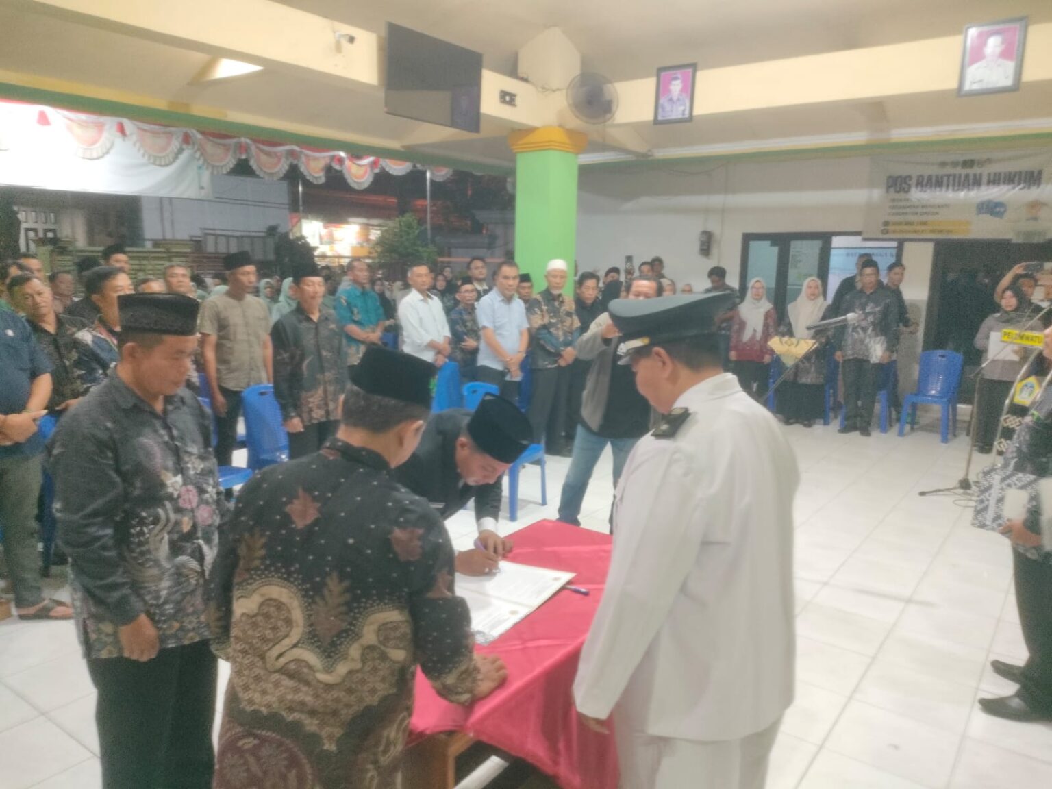 Kades Pelemwatu Menganti Sukayin Melantik Robi Darwanto Sebagai Kepala Dusun Pelemdodol