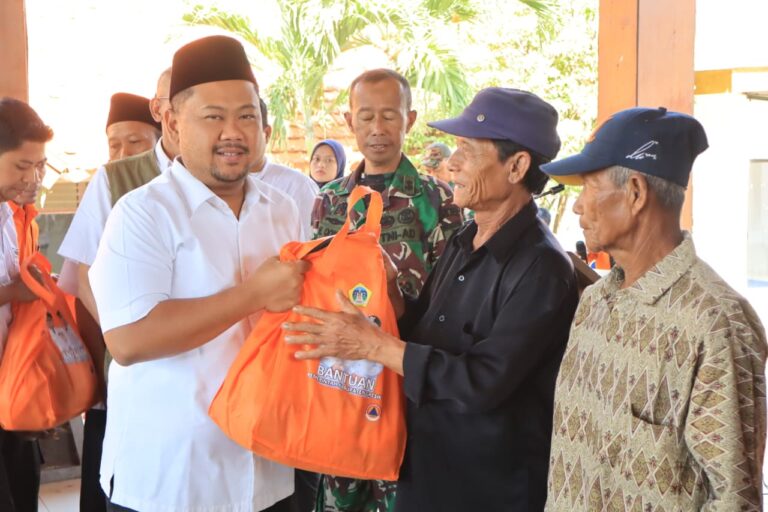 Bupati Gresik Serahkan Bansos kepada 1.177 Petani yang Gagal Panen