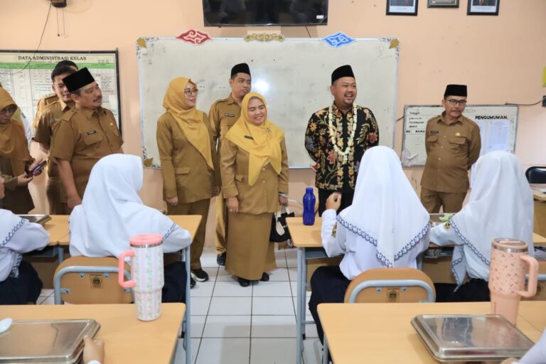 Tahun Ajaran Baru, Gus Yani Membuka MPLS Ramah Anak di UPT SMPN 1 Gresik