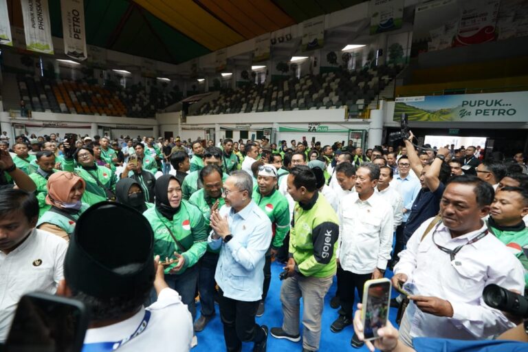 Petrokimia Gresik Bersama Menko Bidang Pangan Bagikan Paket Sembako Untuk Ojol dan Masyarakat