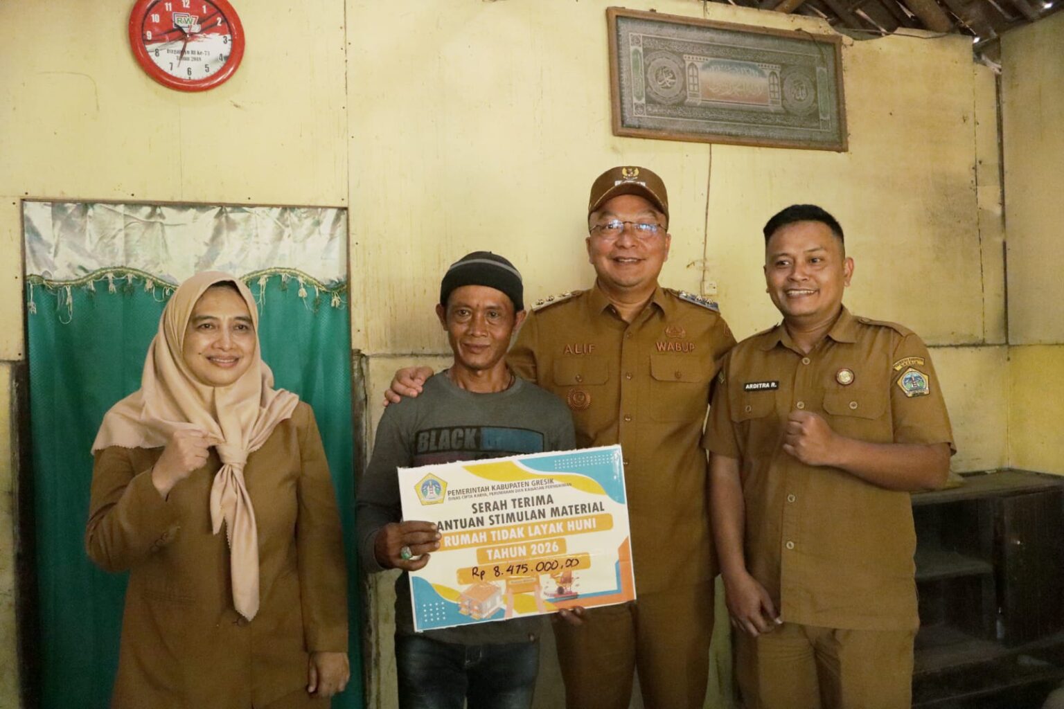 Wabup Gresik Serahkan Bantuan Stimulan RTLH Kepada Tiga Penerima Manfaat