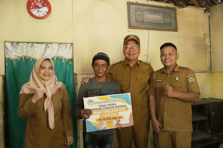 Wabup Gresik Serahkan Bantuan Stimulan RTLH Kepada Tiga Penerima Manfaat