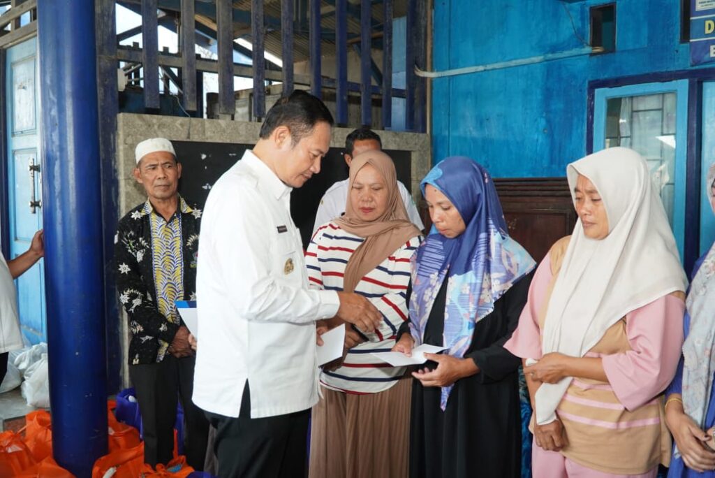 Beri Dukungan Moril, Bupati Lamongan Sambangi Keluarga dari ABK KMN Entok yang Belum Ditemukan