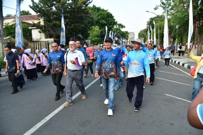 Fun Walk di Lamongan Memperingati Hari Koperasi ke-79, Diikuti Mahasiswa dari Luar Negeri