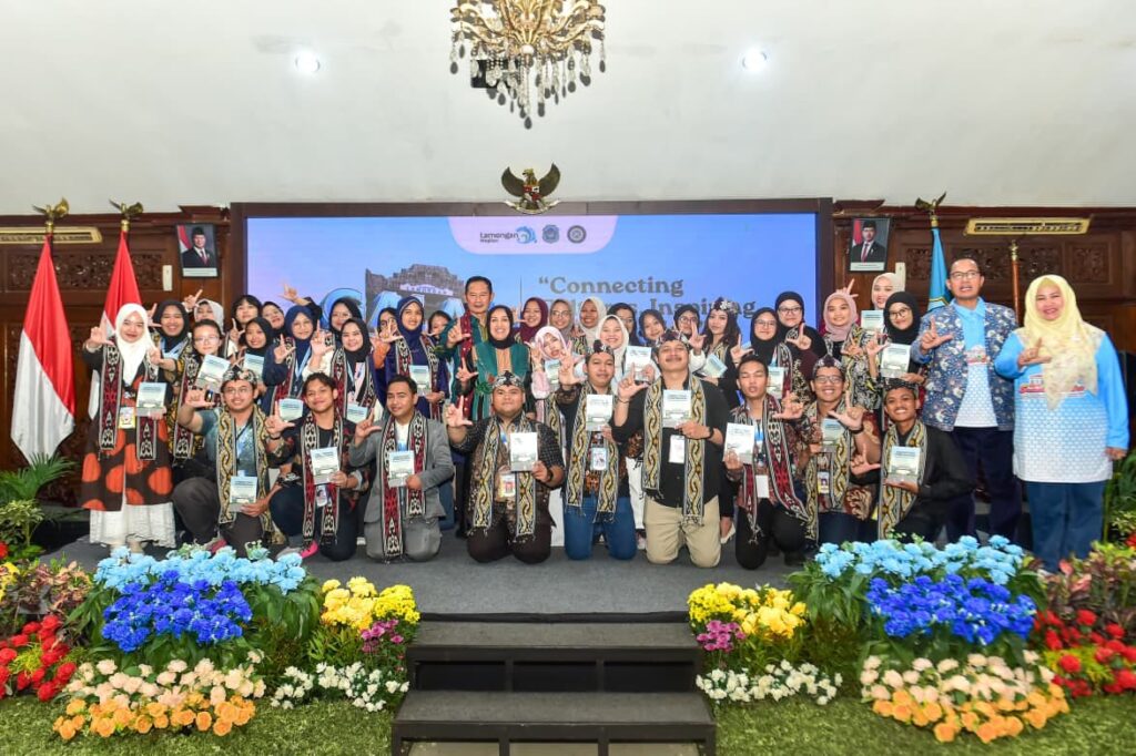 Dukung UMKM Lamongan, Pak Yes Perkenalkan dan Ajak Mahasiswa Mancanegara Membeli