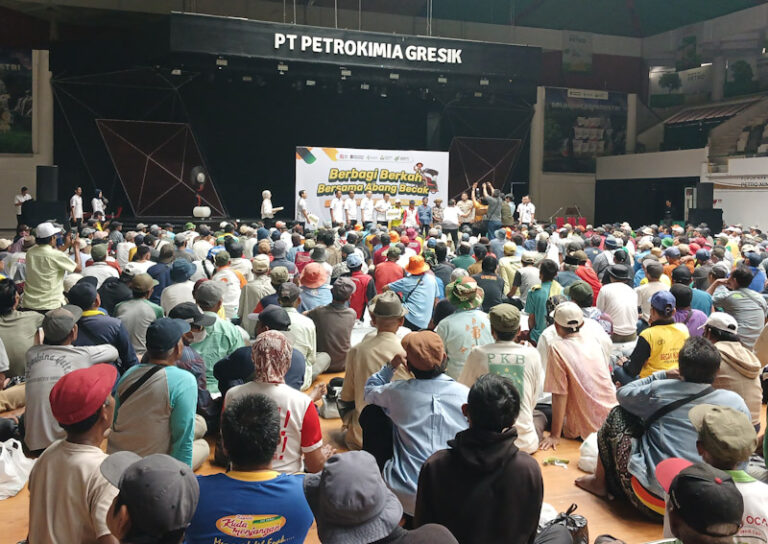 Kebahagiaan Abang Becak Saat Menerima Bantuan dari Petrokimia Gresik