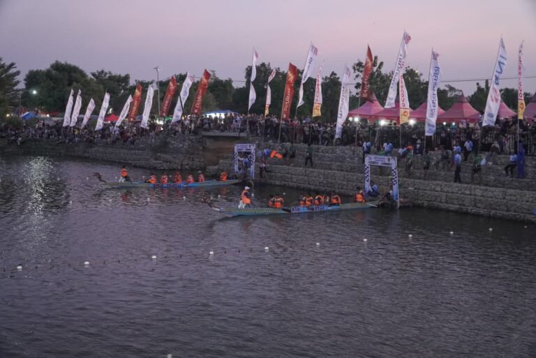 Dibuka Bupati Lamongan, Festival Dayung Tejoasri Berpotensi Masuk Kalender Even Provinsi