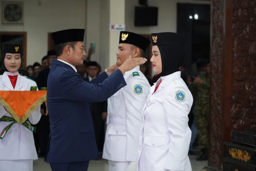Anggota Paskibraka untuk Upacara Peringatan HUT Kemerdekaan RI ke-81 di Lamongan Dikukuhkan
