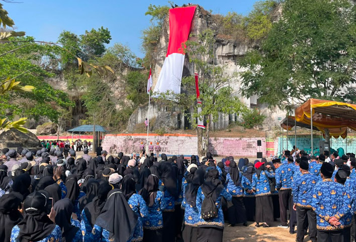 Pengibaran Bendera Raksasa Hiasi Peringatan HUT Kemerdekaan RI ke-81 di Sekapuk Ujungpangkah