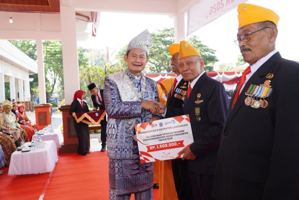 HUT Kemerdekaan RI ke-81, Pemkab Lamongan Serahkan Tali Asih Kepada Para Veteran