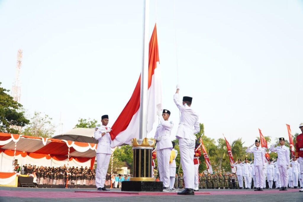 Upacara Penurunan Bendera Peringatan HUT ke-81 RI di Lamongan Berlangsung Khidmat