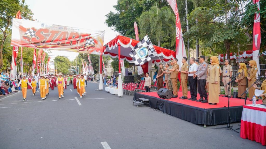 Bupati Lamongan Berangkatkan Lomba Gerak Jalan Tingkat SD/MI Memperingati HUT Kemerdekaan RI
