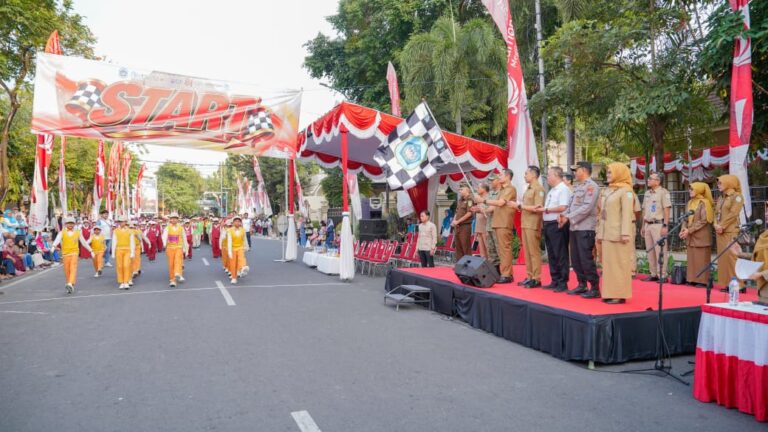 Bupati Lamongan Berangkatkan Lomba Gerak Jalan Tingkat SD/MI Memperingati HUT Kemerdekaan RI