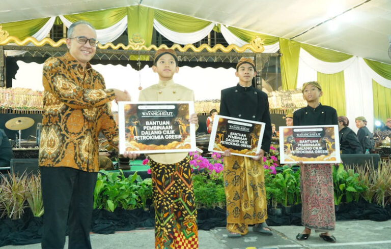 Dalang Lintas Generasi Buat Pementasan Wayang Kulit oleh Petrokimia Gresik Semakin Meriah