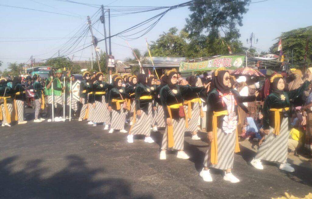Warga Antusias Ikuti Karnaval Memperingati HUT ke-81 Kemerdekaan RI di Desa Kedungsumber