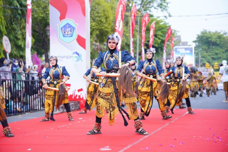 Semarakkan HUT ke-81 Kemerdekaan RI, Pelajar Bersemangat Mengikuti Karnaval di Lamongan