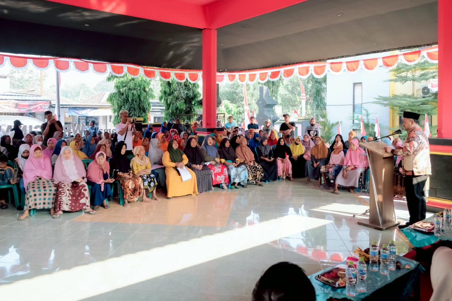 Bupati Gresik Ajak Masyarakat Tak Ragu Sampaikan Aspirasi Saat Salurkan BLT DBHCHT di Wringinanom