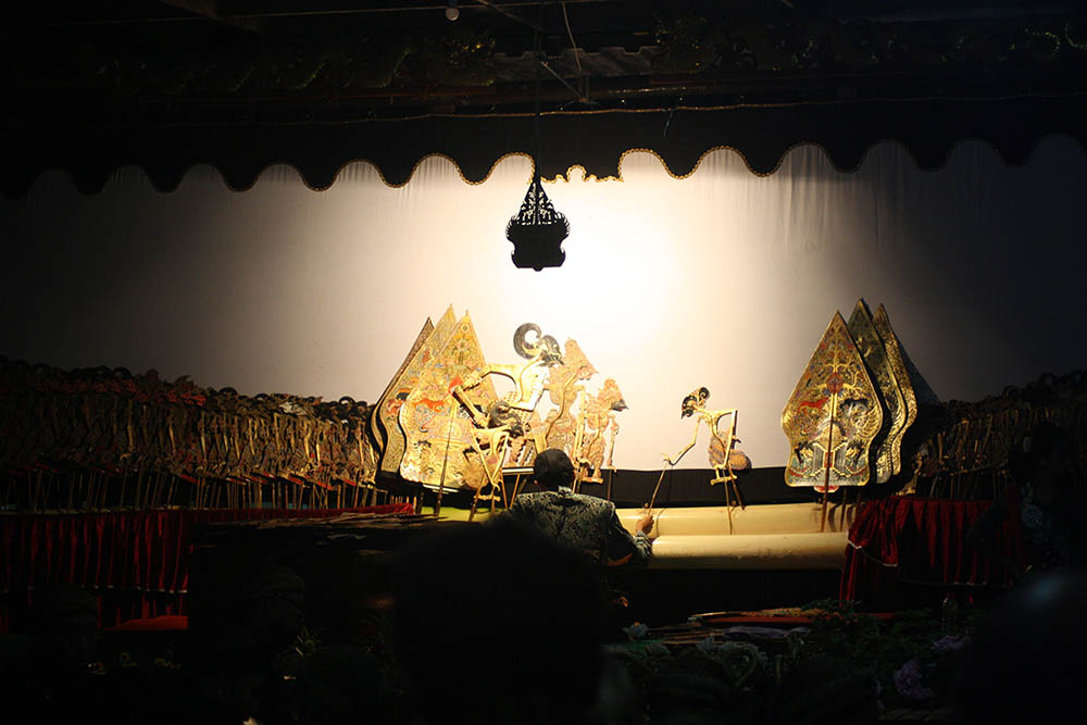 Behind the Story : Dedikasi di Antara Deru Pabrik dan Kelir Wayang