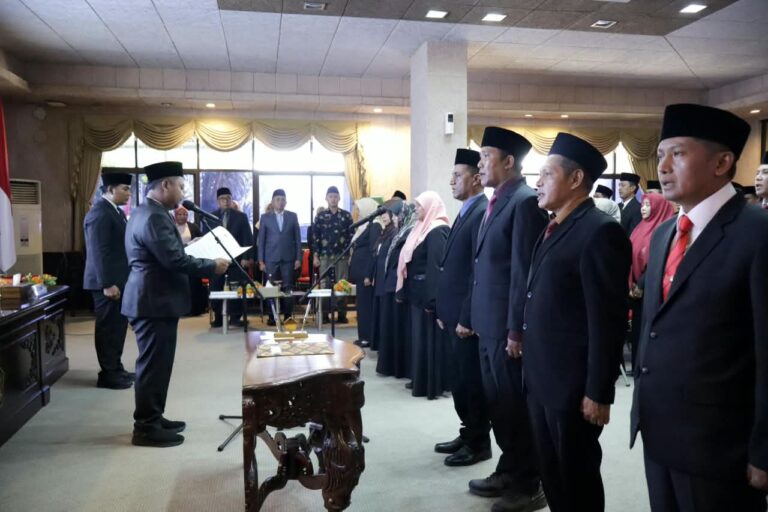 Sebanyak 25 Pejabat Administrator dan Pengawas di Lingkup Pemkab Gresik Dilantik