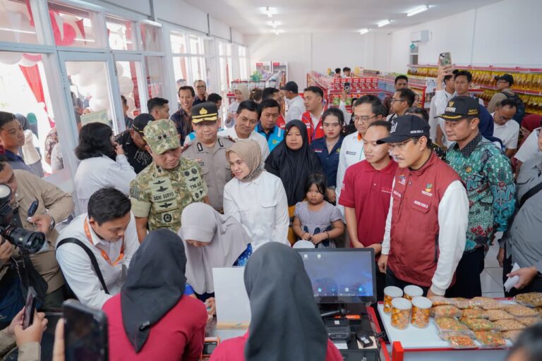 Mensos Jelaskan Keuntungan Belanja di KDKMP, Saat Mengunjungi KDKMP di Kabupaten Lamongan